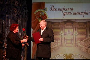 В Волгоградском музыкально-драматическом казачьем театре прошло торжественное мероприятие, посвящённое Дню работника культуры и Международному дню театра